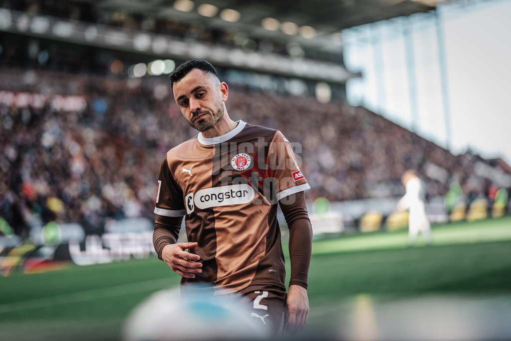 Fußball | Männer | Saison 2024/2025  | Fußball-Bundesliga | 28. Spieltag | FC St. Pauli vs. Borussia Mönchengladbach | 06.04.2025 | Manolis Saliakas (#2, FC St. Pauli) frustriert nachdem er den Ball nicht mehr erreichen kann