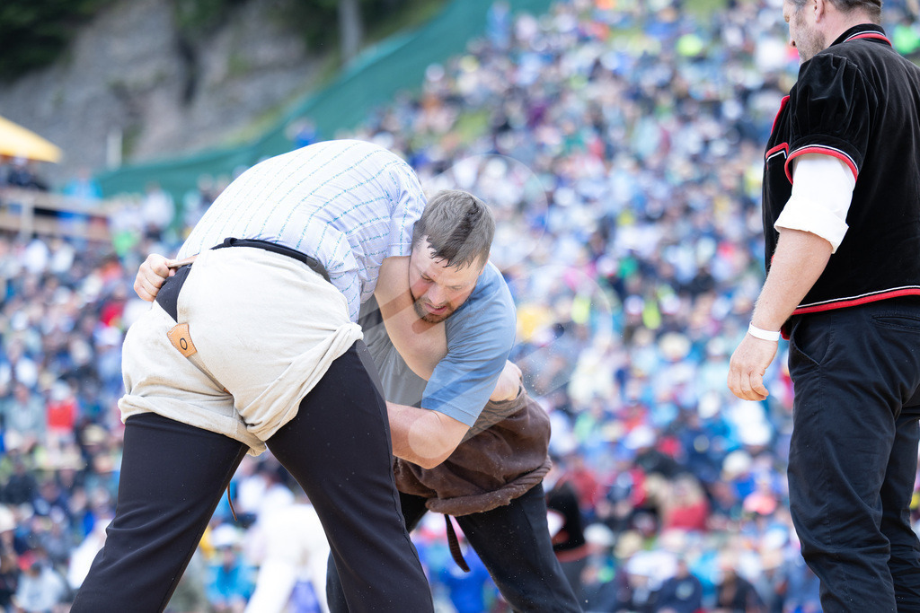 Rigi2025_0683 | Die Schwinger des Schwyzer Kantonalen Schwingerverbandes: Fotos, die Dynamik und Leidenschaft festhalten, sowie emotionale Momente aus dem traditionellen Schwingsport zeigen. - Realisiert mit Pictrs.com