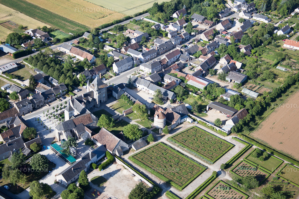 Aerial view: View of the town in Talcy in the state Loir et Cher, France. – Photo: IMG_082200.jpg taken on 06/20/2015 by Werner Riehm/FLY-FOTO.com – Resolution of the original: 5472 x 3648 px