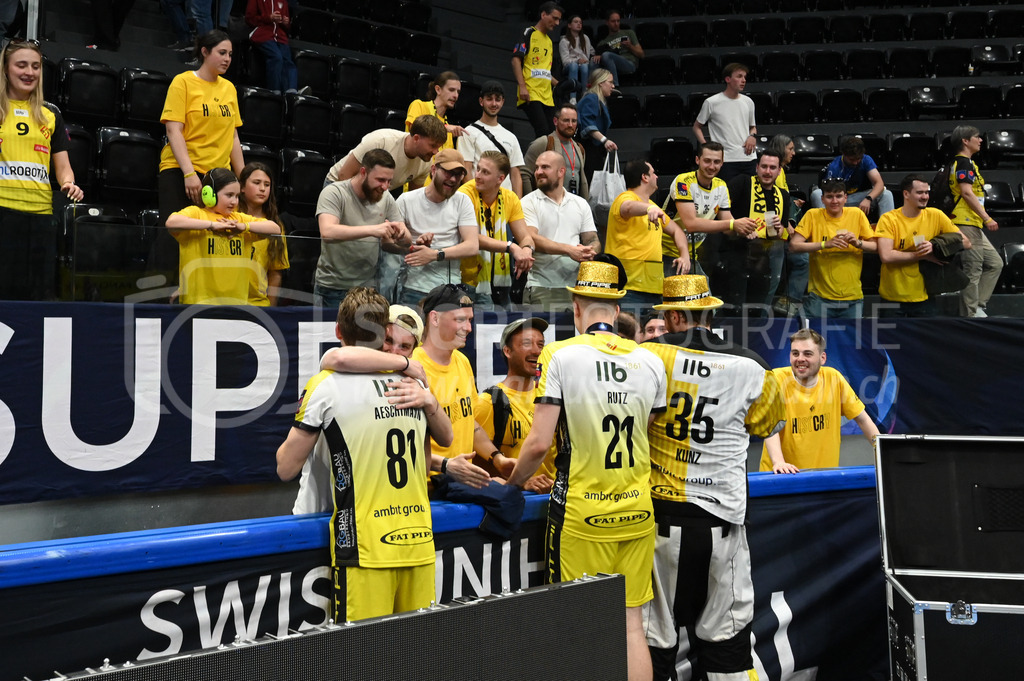 Zug United - HC Rychenberg - 25. April 2026 | Die Fans gratulieren den Spielern am L-UPL Superfinal-Spiel zwischen Zug United und HC Rychenberg am 25. April 2026 in der BCF Arena, Fribourg, Schweiz.Bild: Sportfotografie Markus Aeschimann | www.markus-aeschimann.ch - Realisiert mit Pictrs.com