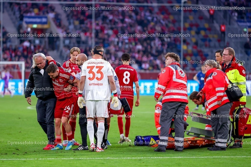 F9510042601083 | 10.04.2026, Fußball, Fortuna Düsseldorf - Holstein Kiel, 2. Fußball Bundesliga, Herren, Merkur Spiel-Arena, 29. Spieltag, Saison 2025 2026: Florent Muslija&nbsp;(Fortuna Düsseldorf #24) liegt verletzt auf dem Spielfeld Schmerzen Verletzung und muss vom Spielfeld getragen werden. Sanitäter Rettungssanitäter eilen mit einer Trage auf das Spielfeld  DFB regulations prohibit any use of photographs as image sequences and or quasi-video.