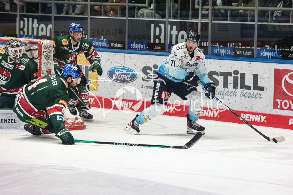 Augsburger Panther - ERC Ingolstadt | Justin FESER (ING #71) bringt den Puck nicht vors Tor