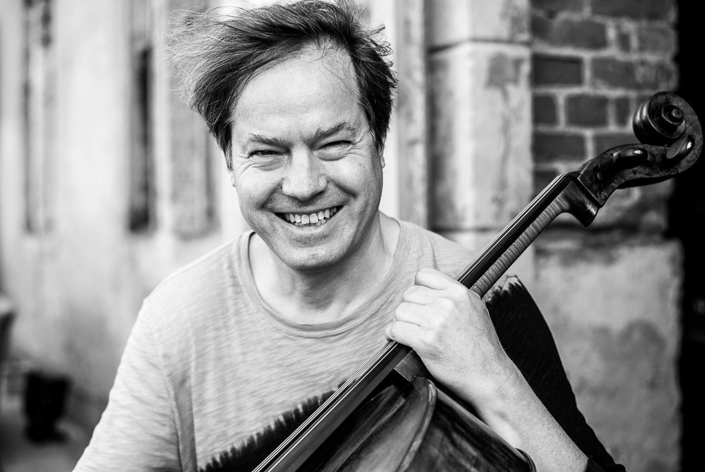 Jan Vogler | Jan Vogler spielt Bach im Forte Belvedere Leisnig zum Festival Hallo Leisnig 2022. - Realisiert mit Pictrs.com