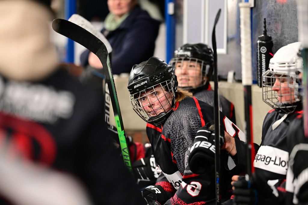 Eishockey I Frauen I Saison 2023-2024 I Testspiel I TuS Harsefeld Tigers - Crocodiles Hamburg | Der Sportfotograf. - Realisiert mit Pictrs.com