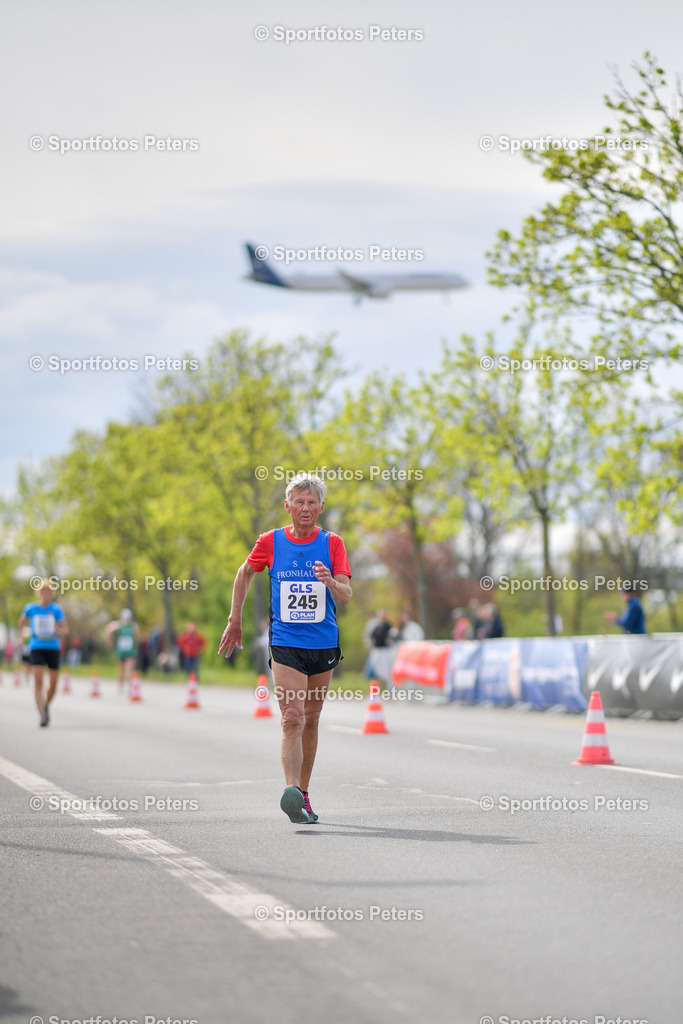 _KP18938_1 | 13.04.2025, xkaix, Leichtathletik Deutsche Meisterschaft 2025, Straßengehen v.l. Helmut Giebeler (SG Fronhausen)  - Realisiert mit Pictrs.com