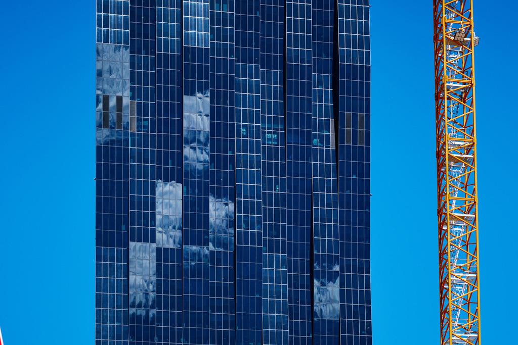 DC-Tower mit gelbem Hochkran | Wien, Austria - June 02, 2021: Wiener Wohnen; DC-Tower mit gelbem Hochkran. - Realisiert mit Pictrs.com