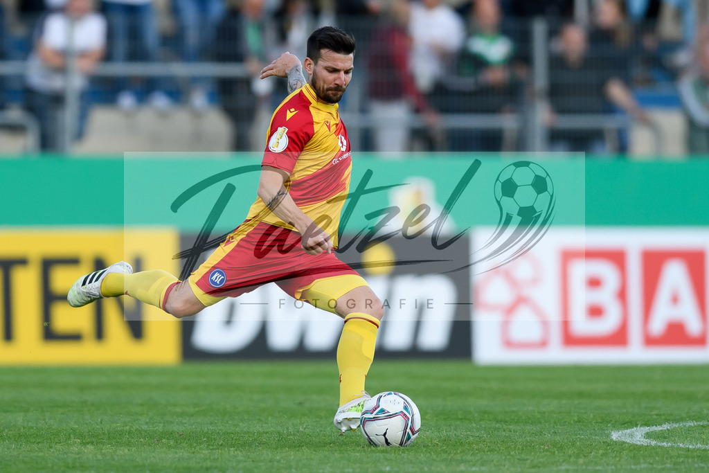 LOTKSC20210809_211 | Fussball, Herren: Jerome Gondorf (Karlsruher SC) in Aktion, am Ball, Einzelaktion beim Spiel der 1. Runde im DFB-Pokal zwischen SF Lotte und Karlsruher SC im Stadion am Lotter Kreuz am 09.08.2021 in Lotte, Deutschland.DFB / DFL REGULATIONS PROHIBIT ANY USE OF PHOTOGRAPHS AS IMAGE SEQUENCES AND/OR QUASI-VIDEO. - Realisiert mit Pictrs.com