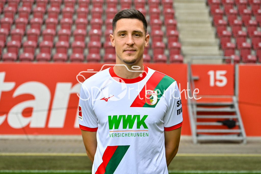 FC Augsburg 2025/26 | Keven SCHLOTTERBECK / Einzelfoto / Freisteller / Media Day FC Augsburg: WWK-Arena am 06.08.2025