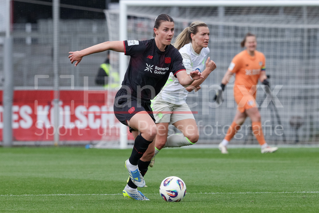 Fussball, Google Pixel Frauen-Bundesliga, Bayer 04 Leverkusen - SV Werder Bremen | Katharina Piljic (Bayer 04 Leverkusen, 6) am Ball, Einzelbild, Ganzkörper, Aktion, Action, Spielszene, DIE DFB-RICHTLINIEN UNTERSAGEN JEGLICHE NUTZUNG VON FOTOS ALS SEQUENZBILDER UND/ODER VIDEOÄHNLICHE FOTOSTRECKEN. DFB REGULATIONS PROHIBIT ANY USE OF PHOTOGRAPHS AS IMAGE SEQUENCES AND/OR QUASI-VIDEO.