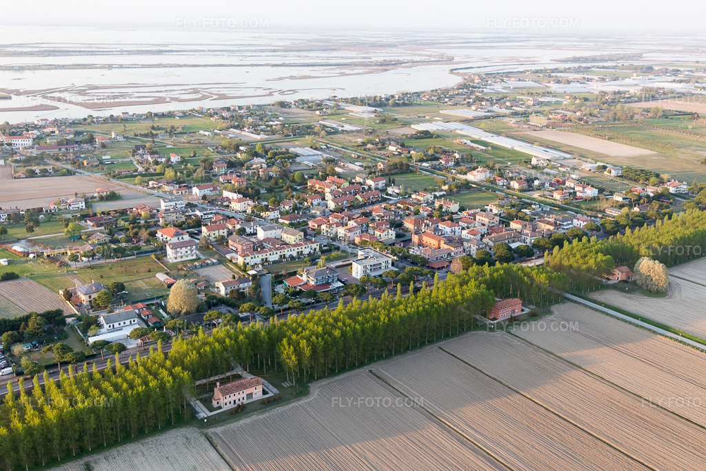 Aerial view: View of the town in Ca' Ballarin in the state Veneto, Italy. – Photo: IMG_098302.jpg taken on 04/03/2017 by Werner Riehm/FLY-FOTO.com – Resolution of the original: 5472 x 3648 px