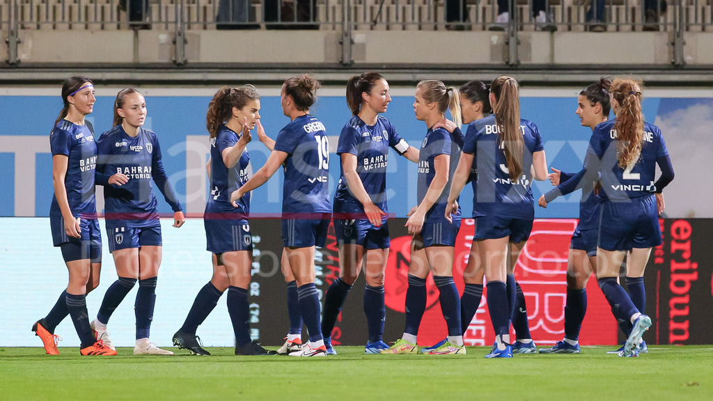 Fussball, UEFA Womens Champions League, VfL Wolfsburg - Paris FC | v.li.: Spielerinnen von Paris FC mit Torjubel, Jubel, jubeln, jubelt, optimistisch, Spielszene, Highlight, Freude über das Tor zum 0:1