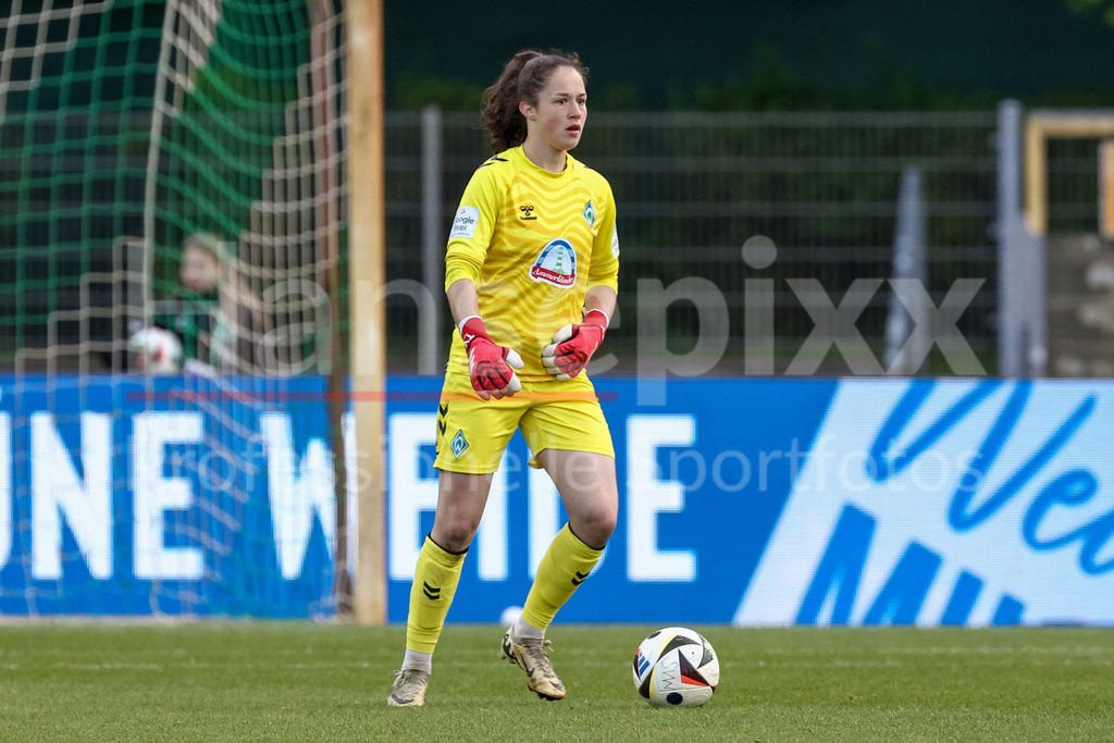 Fussball, Google Pixel Frauen-Bundesliga, SV Werder Bremen - 1. FC Köln | Livia Peng (Torhüterin, Torwart, SV Werder Bremen, 1) am Ball, Freisteller, Einzelbild, Ganzkörper, Aktion, Action, Spielszene, DIE DFB-RICHTLINIEN UNTERSAGEN JEGLICHE NUTZUNG VON FOTOS ALS SEQUENZBILDER UND/ODER VIDEOÄHNLICHE FOTOSTRECKEN. DFB REGULATIONS PROHIBIT ANY USE OF PHOTOGRAPHS AS IMAGE SEQUENCES AND/OR QUASI-VIDEO.