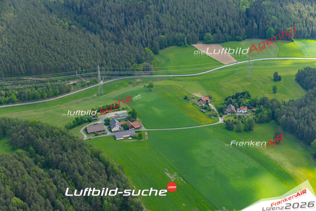 Die Luftaufnahme Krötendorfswustung - Mitwitz wurde 2022 vom Flugzeug aus (keine Drohne) erstellt. Hohe Auflösung -für große Poster und Wandbilder geeignet - Garantiert!