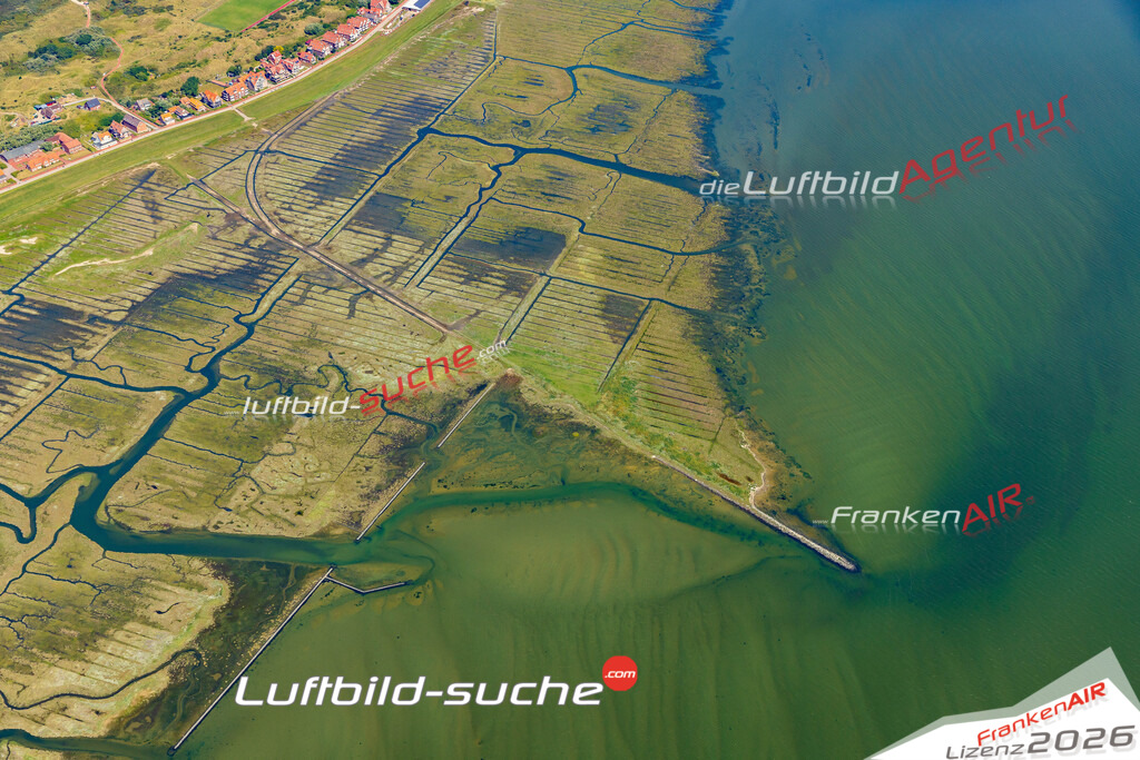 Bild der Stadt Juist - Die Luftaufnahme wurde 2025 vom UL-Flugzeug heraus erstellt ( keine Drohne ) - Hochauflösende Luftaufnahme - für professionelle Ausdrucke geeignet. Die Geschenkidee !Hier alle&nbsp;Infos zur Lizenzierung der LuftaufnahmeWir fliegen auch dieses Jahr wieder in Ihre Region um Luftbilder zu erstellen.- Luftbild anfragen