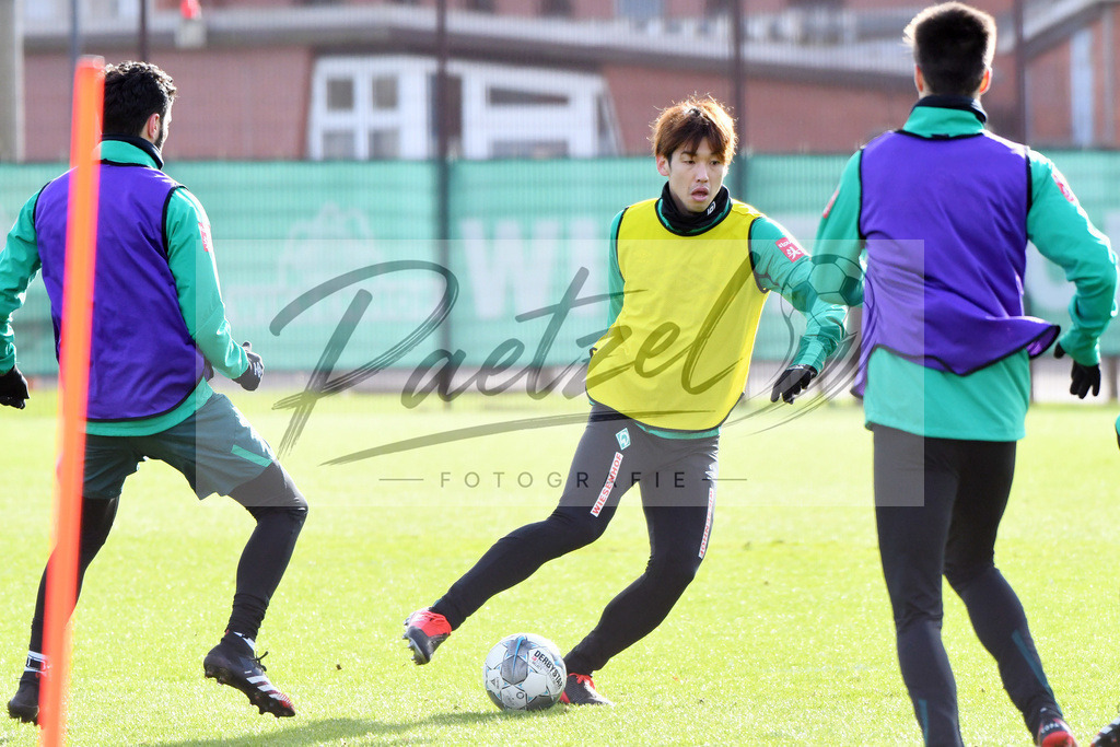 20200212_TRASVW_0076 | Fussball, Herren: Yuya Osako (Werder Bremen) in Aktion, am Ball, Einzelaktion waehrend der Trainingseinheit des SV Werder Bremen auf dem wohninvest Weserstadion Trainingsplatz am 12.02.2020 in Bremen, Deutschland. - Realisiert mit Pictrs.com