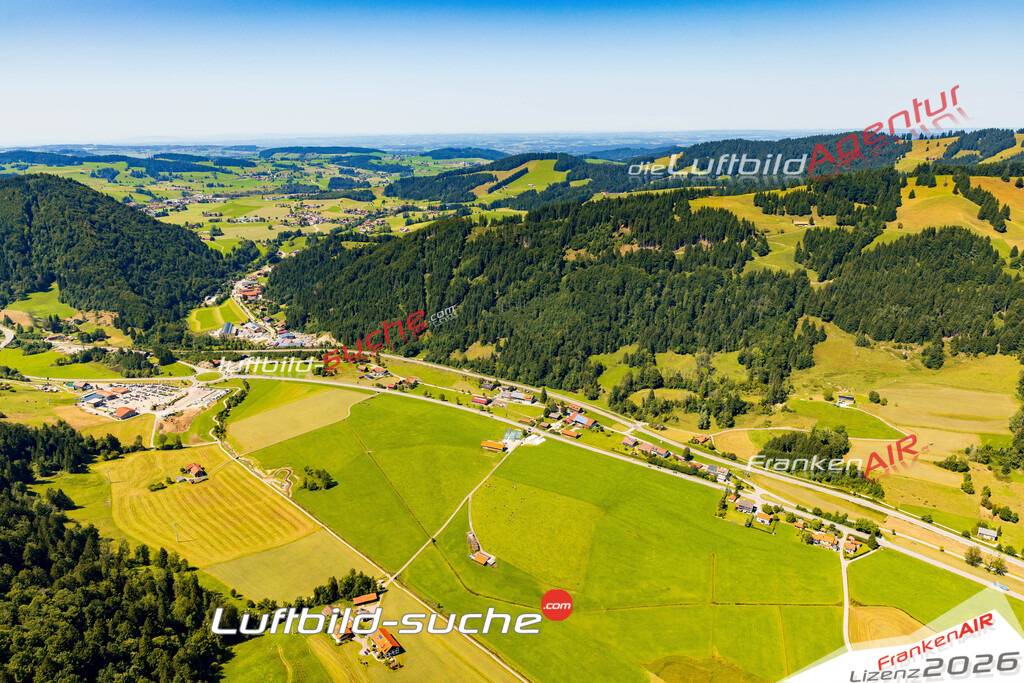 Schrägluftbild  Salmas  Oberstaufen - Das Luftbild wurde 2025 vom UL-Flugzeug heraus erstellt ( keine Drohne ) - Hochauflösende Luftaufnahme -Nicht vergleichbar mit Google Maps oder Satelittenbilder- Die Geschenkidee !Mit Lizenz und Bildrechte bestellbar