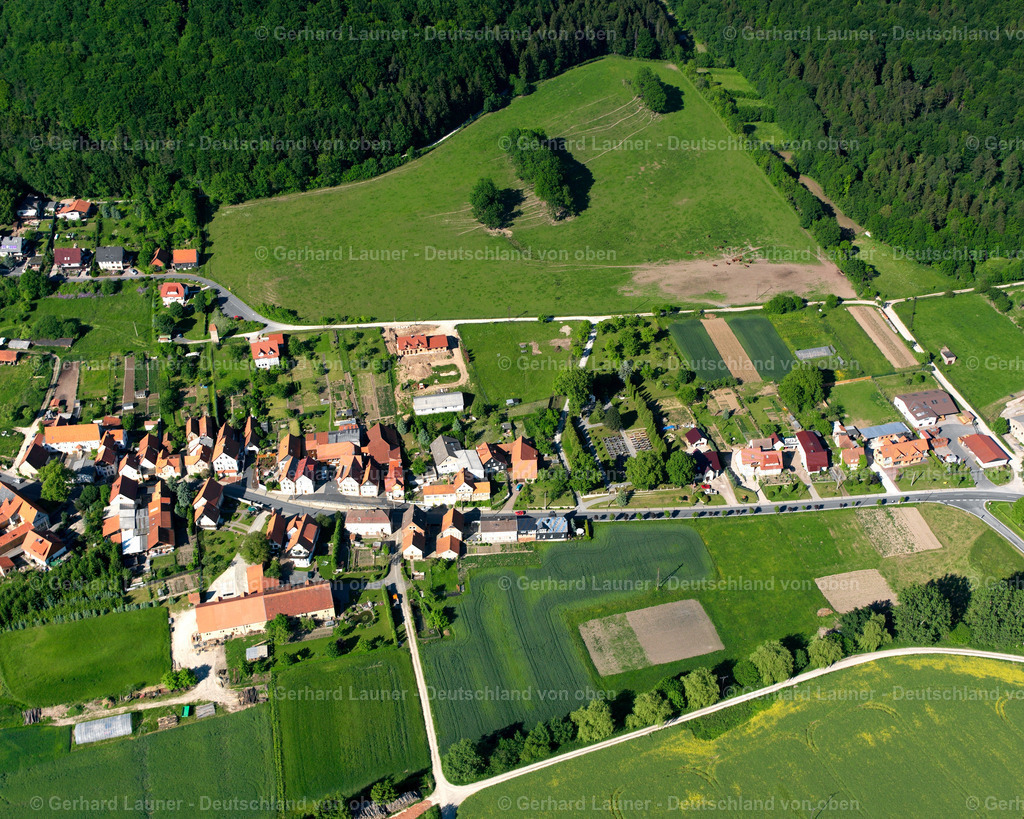 2634595 | BERNTERODE (BEI HEILBAD HEILIGENSTADT) 09.06.2006 Landwirtschaftliche Nutzflächen und Feldgrenzen  umsäumen das Siedlungsgebiet des Dorfes in Bernterode (bei Heilbad Heiligenstadt) im Bundesland Thüringen, Deutschland // Agricultural land and field boundaries surround the settlement area of the village  in Bernterode (bei Heilbad Heiligenstadt) in the state Thuringia, Germany Foto: Gerhard Launer