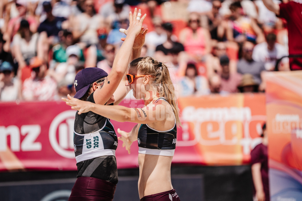 Beachvolleyball | Frauen | Allianz German Beach Tour 2025 | Tourstop Bremen | 14.06.2025 | v.l. Melanie Gernert und Nele Barber freuen sich jubeln