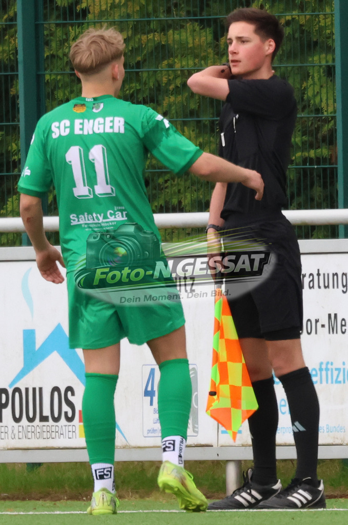 SC Enger - SV Enger-Westerenger | Auf dem Bild zu sehen: grün SC Enger: Alexander Geiger ; Schiedsrichter Assistent: Emil MenkhausSC Enger, SV Enger-Westerenger, Saison 25/26, Kreisliga A, Enger, Deutschland - Realisiert mit Pictrs.com
