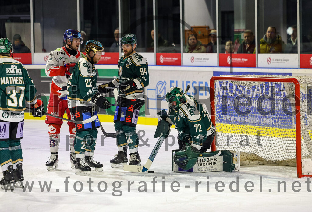 2025-11-16_079_TSV_Erding_gegen_Selber_Woelfe | Erding, Deutschland, 16.11.2025:Eishockey, Oberliga Süd 2025 / 2026, 17. Spieltag, TSV Erding gegen Selber Wölfe, Endergebnis: 3:1Lois Spitzner (Selber Wölfe, #13), Grady Hobbs (Erding Gladiators, #22), Markus Eberhardt (Erding Gladiators, #94), Torwart David Zabolotny (Erding Gladiators, #72)Foto: Christian Riedel / fotografie-riedel.net