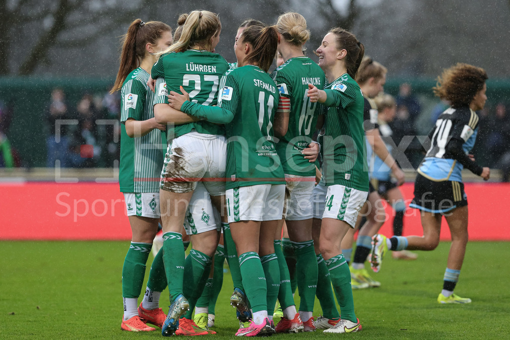 Fussball, Google Pixel Frauen-Bundesliga, SV Werder Bremen - 1. FC Nürnberg | v.li.: Spielerinnen des SV Werder Bremen mit Torjubel, Jubel, jubeln, jubelt, optimistisch, Spielszene, Highlight, Freude über das Tor zum 2:0, DIE DFB-RICHTLINIEN UNTERSAGEN JEGLICHE NUTZUNG VON FOTOS ALS SEQUENZBILDER UND/ODER VIDEOÄHNLICHE FOTOSTRECKEN. DFB REGULATIONS PROHIBIT ANY USE OF PHOTOGRAPHS AS IMAGE SEQUENCES AND/OR QUASI-VIDEO.