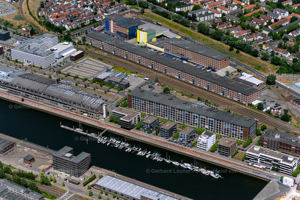 4029278 | BREMEN 01.06.2020 Yachthafen " Marina Europahafen " mit Sportboot- Anlegestellen und Bootsliegeplätzen am Uferbereich der Weser in Bremen, Deutschland. // Pleasure boat marina with docks and moorings on the shore area of the Weser river in Bremen, Germany. Foto: Gerhard Launer