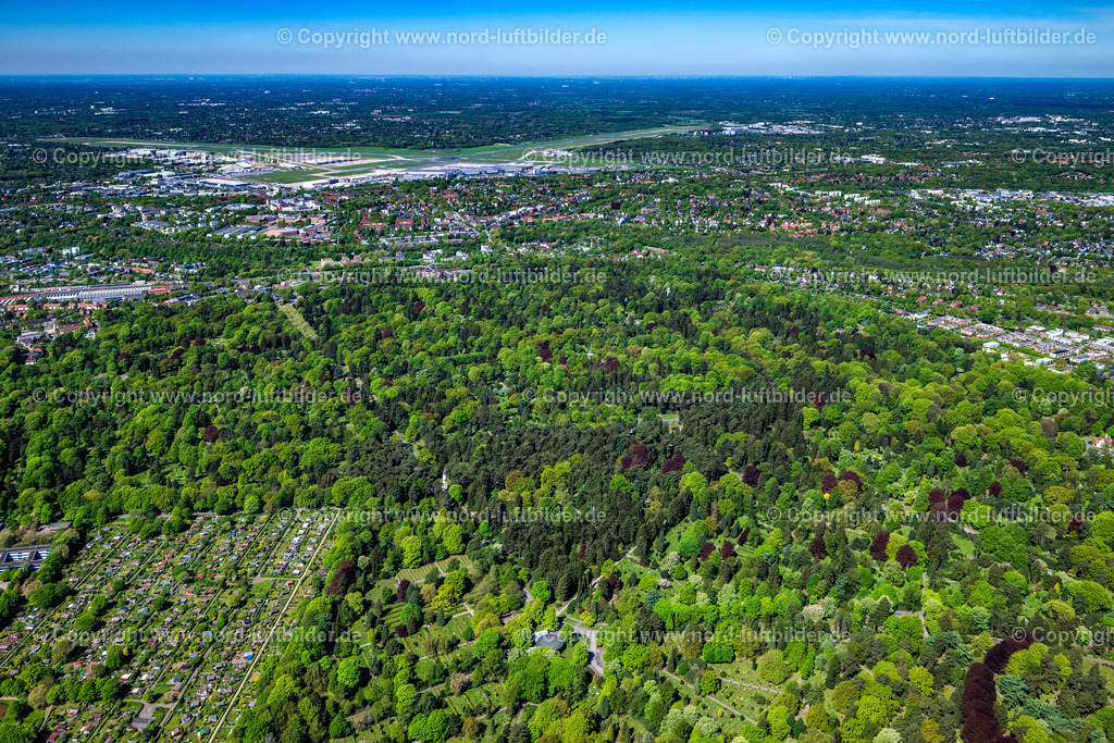 Hamburg_Ohlsdorfer_Friedhof_ELS_4049010525 | HAMBURG 27.04.2025 Grabreihen auf dem Gelände des Friedhofes "Friedhof Ohlsdorf" in den Parkanlagen an der Fuhlsbüttler Straße in Hamburg, Deutschland. Weiterführende Informationen bei: Hamburger Friedhöfe. // Grave rows on the grounds of the cemetery "Friedhof Ohlsdorf" in the park on Fuhlsbuettler Strasse in Hamburg, Germany. Further information at: Hamburger Friedhoefe. Foto: Martin Elsen