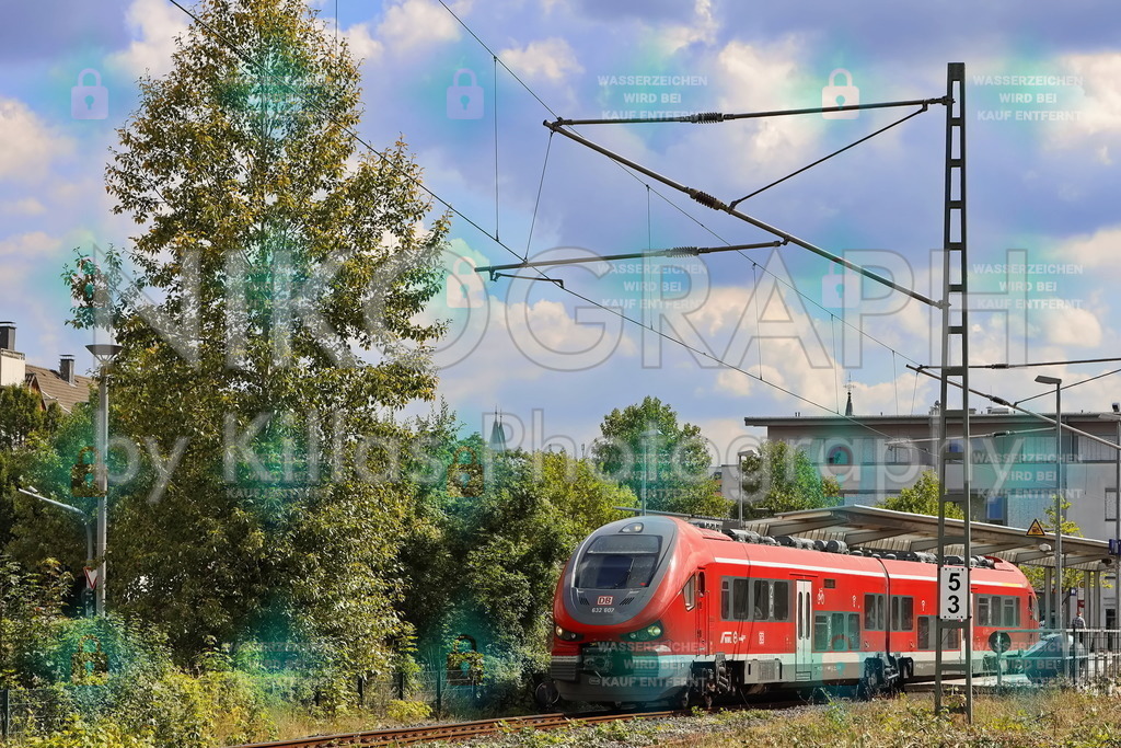 Nahverkehrszug in Iserlohn | Die Regionalbahn RB 53 am Stadtbahnhof in Iserlohn. Der Nahverkehrszug fährt von Iserlohn über Schwerte nach Dortmund.