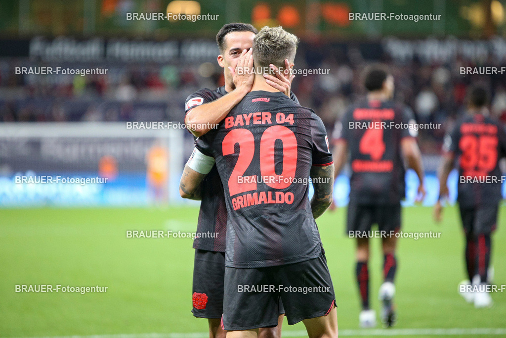 Bayer 04 Leverkusen vs Eintracht Frankfurt - Bundesliga  | Leverkusen, Deutschland, 12.09.25:   Alejandro Grimaldo (Bayer 04 Leverkusen) Torjubel, jubelt nach seinem Treffer zum 3:1 mit Lucas Vazquez (Bayer 04 Leverkusen) waehrend des Spiels der Bundesliga zwischen  Bayer 04 Leverkusen vs Eintracht Frankfurt in der BayArena(Foto von Brauer-Fotoagentur / Adrian Schlueter)