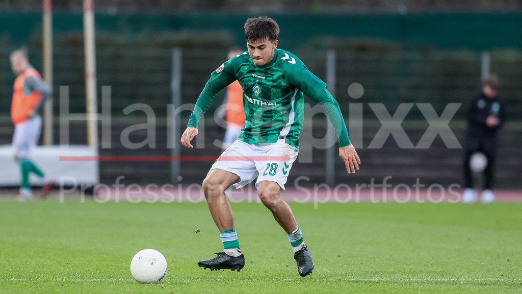 Fussball, Regionalliga Nord, SV Werder Bremen II - BSV Kickers Emden | v.li.: Ethan Kohler (SV Werder Bremen II, 28) am Ball, Freisteller, Einzelbild, Ganzkörper, Aktion, Action, Spielszene