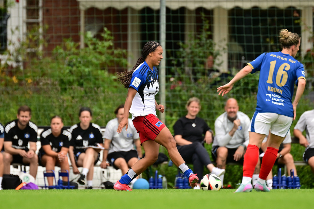 Fußball I Frauen I Saison 2025-2026 I Testspiel I Hamburger SV - Holstein Kiel | Melina Krüger (9, Hamburger SV) - Realisiert mit Pictrs.com