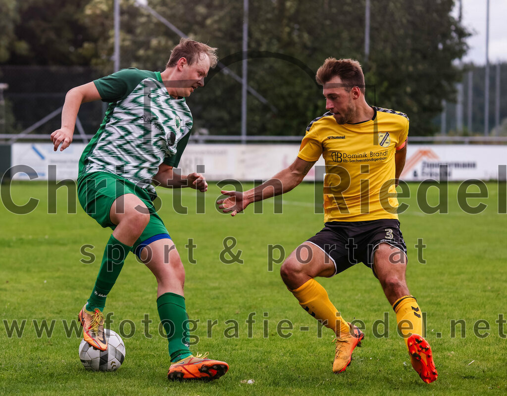 2023-08-06_109_SC_Kirchasch_gegen_SV_Eichenried | Bockhorn, Deutschland, 06.08.2023:
Fußball, Kreisliga 2023 / 2024, 2. Spieltag, SC Kirchasch gegen SV Eichenried, Endergebnis: 3:1

Daniel Wiskitenski (SV Eichenried, #2), Johannes Westermaier (SC Kirchasch, #3)

Foto: Christian Riedel / fotografie-riedel.net