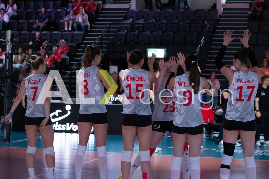 Georgia v Switzerland - CEV European League Women | KRIENS, SWITZERLAND - JUNE 12: MÉLINE PIERRET of Switzerland, SAMIRA SULSER of Switzerland, ALIX DE MICHELI of Switzerland, SARINA WIELAND of Switzerland, JULIE LENGWEILER of Switzerland and MERET AARDEN during the CEV European League match between Georgia and Switzerland at Pilatus Arena on June 12, 2026 in Kriens, Switzerland. - Realisiert mit Pictrs.com