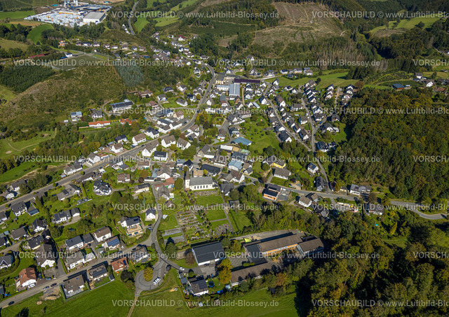 Lennestadt230909816Oedingen | Luftbild, Ortsansicht Ortsteil Oedingen, Wohnen und Leben, Kirche St. Burchard und Friedhof, St. Burchardus Grundschule, Oedingen, Lennestadt, Sauerland, Nordrhein-Westfalen, Deutschland