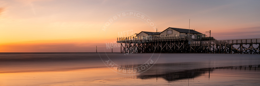 Strandbar in der Nordsee | Pfahlbau in St. Peter-Ording im Sonnenuntergang