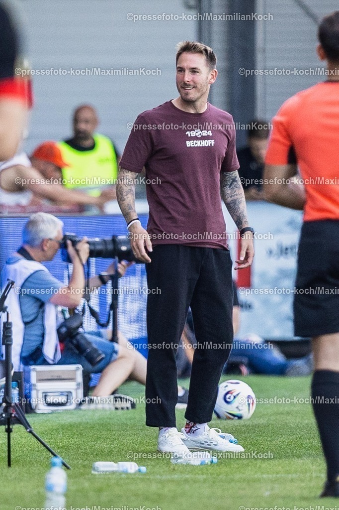 xkwix09082502043 | 09.08.2025, xkwix, Fußball, Dritte Liga, SC Verl - SV Wehen Wiesbaden, Sportclub Arena: Tobias Strobl (SC Verl Cheftrainer)