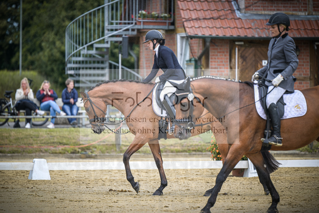 DOS_9137 | Entdecke hochwertige Reitturnierfotos von Foto Oger. Professionell, emotional und authentisch – jetzt Lieblingsmomente im Shop bestellen.Deutschlandweite Turnierfotografie. - Realisiert mit Pictrs.com