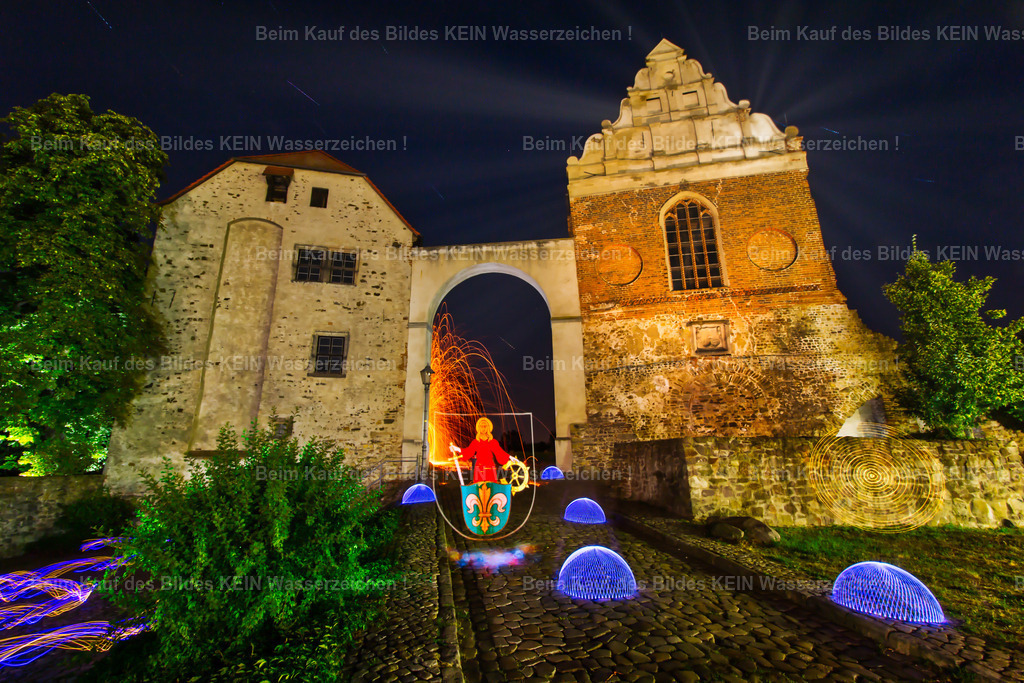 lichtkunst-wolmirstedt-schlossdomäne-magdeburger-platte-daniel-lehmann | Ein etwas ungewöhnlicher Ausflug der „Magdeburger Platte®“ in die Lichtkunst: Für dieses Motiv wurde die Schlossdomäne Wolmirstedt bei Nacht fotografiert und das Wappen der Stadt Wolmirstedt als Lichtkunst in den Nachthimmel integriert.Das Motiv ist für mich heute noch etwas Besonderes, denn eine dieser Platten steht inzwischen in der Vitrine des Landrates des Landkreises Börde, Martin Stichnoth. Darauf bin ich durchaus ein bisschen stolz.Foto: Daniel Lehmann - Realisiert mit Pictrs.com