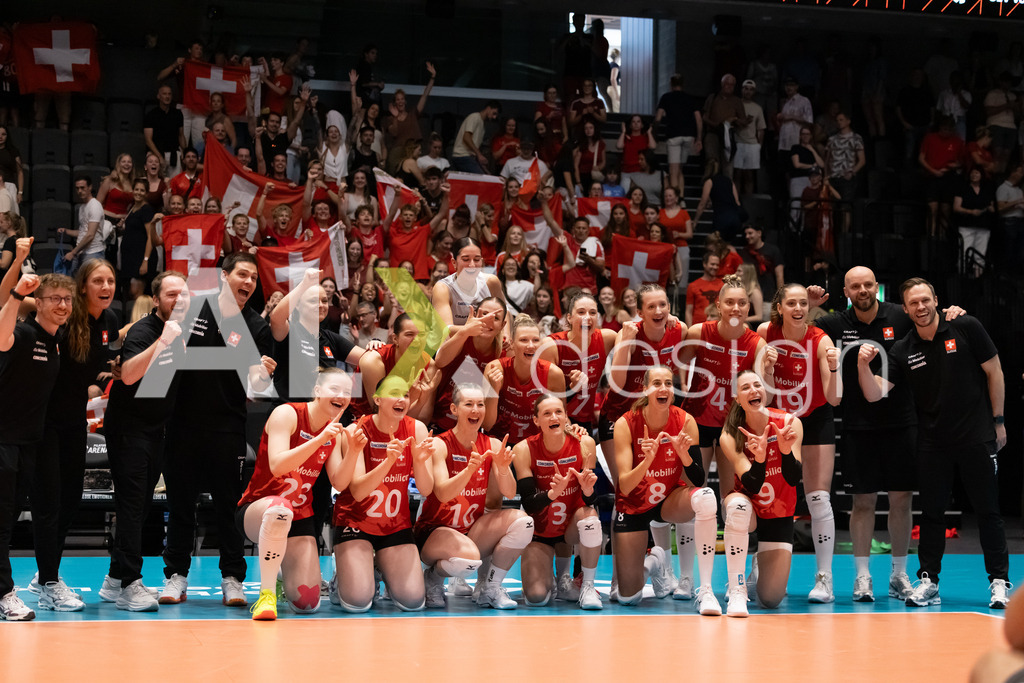 Austria v Switzerland - CEV European League Women | KRIENS, SWITZERLAND - JUNE 14: Team of Switzerland Winning Photo with Fans during the CEV European League match between Austria and Switzerland at Pilatus Arena on June 14, 2026 in Kriens, Switzerland. - Realisiert mit Pictrs.com