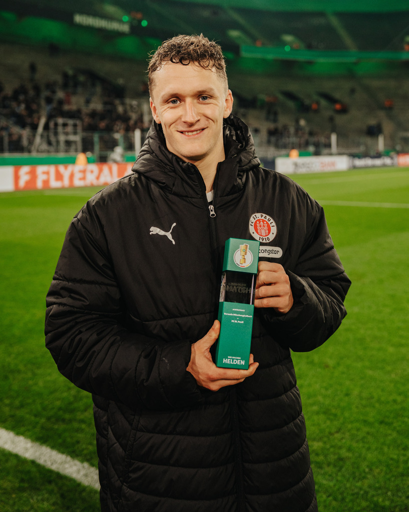 FCS05283 | Der offizielle Shop für FC St. Pauli Fotos. Wähle aus Spielszenen & Fanmomenten dein FCSP Wunschformat. Wir liefern Millerntor-Atmosphäre.