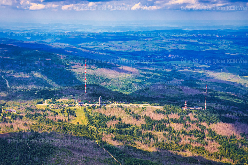 Torfhaus_Harz_grün_4597 | Torfhaus ist eine Ortschaft im Oberharz, die als höchstgelegene Siedlung Niedersachsens bekannt ist. Sie ist ein beliebter Ausgangspunkt für Wanderungen im Nationalpark Harz, insbesondere zum Brocken. Zudem befindet sich dort das Nationalpark-Besucherzentrum TorfHaus, das Informationen und Führungen zum Nationalpark anbietet - Realisiert mit Pictrs.com