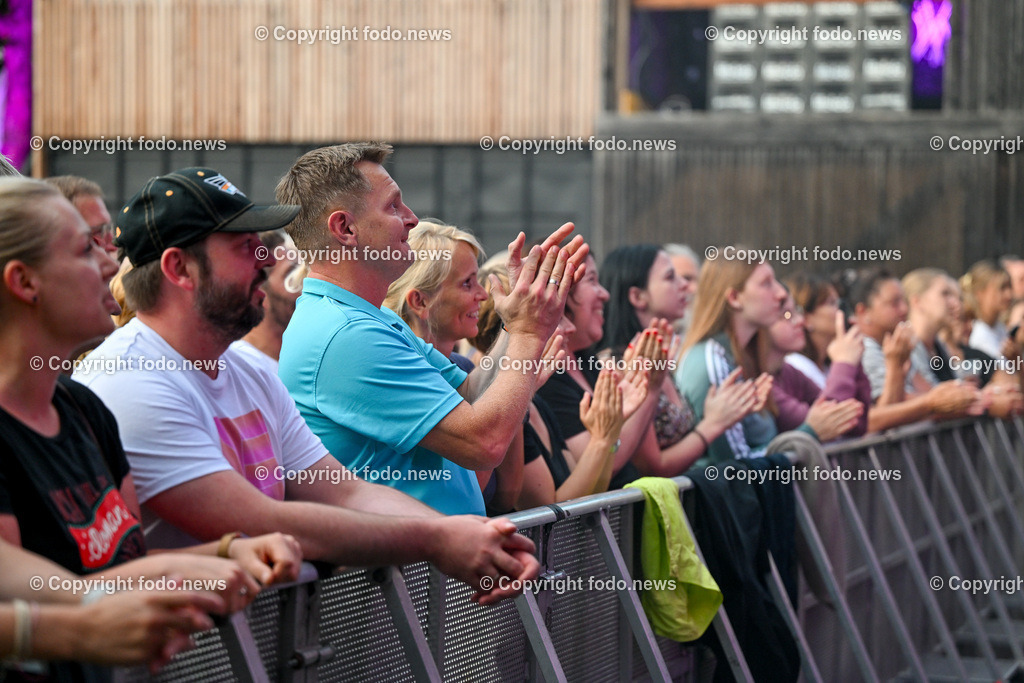 Posthof_ Philipp Poisl_ Open Air Konzert_ 24.07.2023-14 | 24.07.2023, Linz, AUT, Posthof, Open Air Konzert Philipp Poisl, im Bild Philipp Poisel (Singer Songwriter aus Stuttgart)