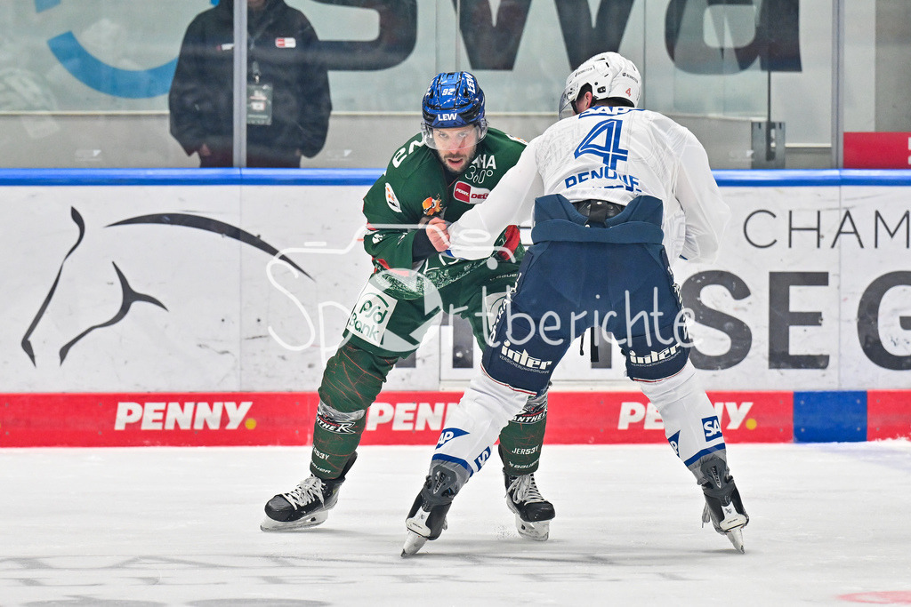 Augsburger Panther - Adler Mannheim | AUGSBURG, GERMANY - 28. DECEMBER: im Bild der Faustkampf zwischen Dan RENOUF (Adler Mannheim 4) und Joseph CRAMAROSSA (Augsburger Panther 92) / Fight / Kampf / Kämpfen / Schlägerei während dem Match zwischen den Augsburger Panthern und den Adler Mannehim am 33. Spieltag der Penny DEL im Curt Frenzel Stadion