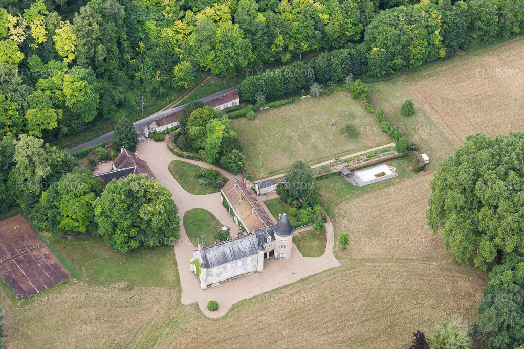 Aerial view: View of the town in Lavardin in the state Loir et Cher, France. – Photo: IMG_101154.jpg taken on 06/24/2017 by Werner Riehm/FLY-FOTO.com – Resolution of the original: 5010 x 3340 px