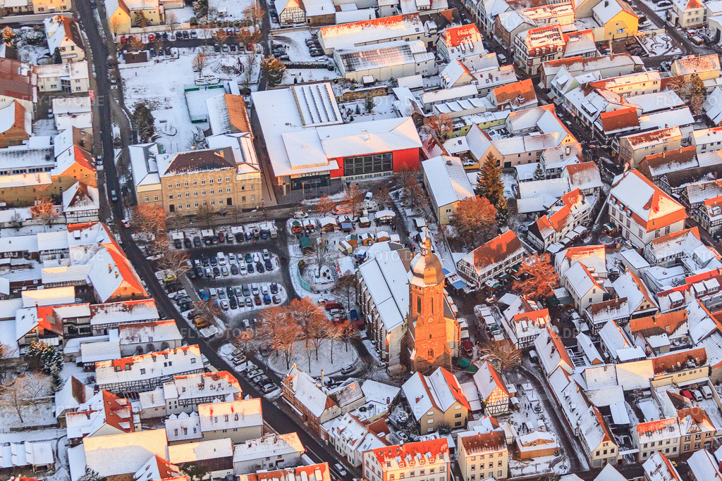 Luftbild: Grundschule, Stadthalle und St. Georgskirche am Marktplatz im Winter bei Schnee in Kandel im Bundesland Rheinland-Pfalz in Deutschland. Foto: IMG_54795.jpg vom 08.12.2012 durch Werner Riehm/FLY-FOTO.de