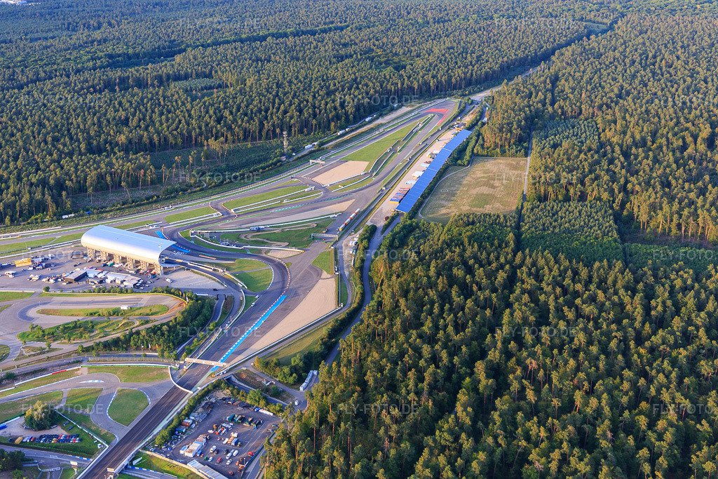 Luftbild: Osttribüne des Motodrom Hockenheimring Baden-Württemberg in Hockenheim im Bundesland Baden-Württemberg in Deutschland. Foto: IMG_102551.jpg vom 24.08.2017 durch Werner Riehm/FLY-FOTO.dehockenheimring.de