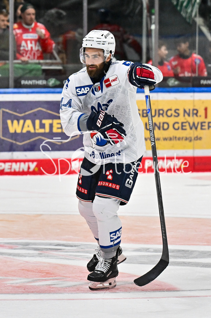 Augsburger Panther - Adler Mannheim | Jubel der Adler nach dem Treffer zum 4-3 durch Anthony GRECO (Adler Mannheim 44) / Tor / Torschuetze / Freude / Happy / DEL: Augsburger Panther - Adler Mannheim; Curt Frenzel Stadion am 14.09.2025