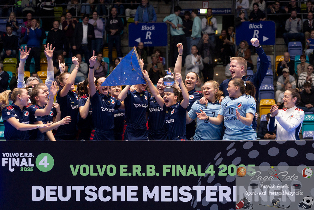 Volvo E.R.B. Final 4 Finale Frauen: Berliner HC - Mannheimer HC, 26.01.2025 | Team der Mannheimerinnen bejubeln die eutsche Meisterschaft 2025 mit Julie Pieper (Mannheimer HC #3) &amp; Nadine Kanter (Mannheimer HC #) &amp; Fiona Felber (Mannheimer HC #6) &amp; Leonie Weissenberger / Weißenberger (Mannheimer HC #7) &amp; Sonja Zimmermann (Mannheimer HC #11) &amp; Chiara Vischer (Mannheimer HC #13) &amp; Alexine Matthysen (Mannheimer HC #16) &amp; Lisa Mayerhöfer (Mannheimer HC #17) &amp; Verena Neumann (Mannheimer HC #19) &amp; Carla Mees (Mannheimer HC #23) &amp; Linda Bens (Mannheimer HC #24) &amp; Carolin Seidel (Mannheimer HC #32) &amp; Charlotte Hendrix (Mannheimer HC #48) &amp; Laura Schubert (Mannheimer HC #56), Berliner HC - Mannheimer HC, Frankfurt, Süwag Arena, 26.1.2025 - Realisiert mit Pictrs.com