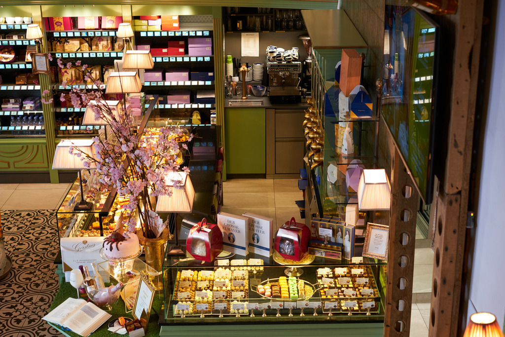 Gerstner K.u.K. Hofzuckerbäcker | WIen, Austria - August 20, 2021; Gerstner K.u.K. Hofzuckerbäcker; Blick in den Verkaufsraum mit Tortenauswahl und Süßes. - Realisiert mit Pictrs.com