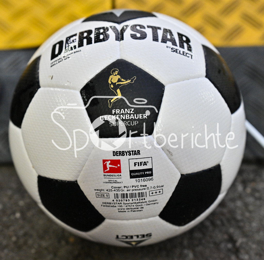 VfB Stuttgart - FC Bayern München | Der Derbystar Spielball liegt bereit / Symbolbild / Symbolfoto / Franz-Beckenbauer Supercup: VfB Stuttgart - FC Bayern München; MHP Arena am 16.08.2025